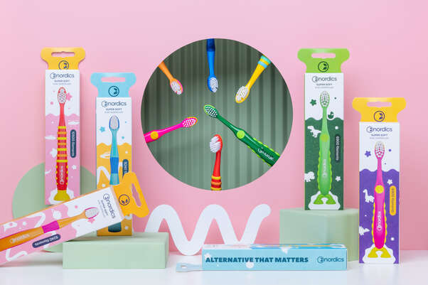 Sie sehen eine Packung Öko Zahnbürste Kids 3+ 9.240 Borsten Blau Nordics, Produktbild: 02 Öko Zahnbürste Kids 3+ 9.240 Borsten Blau Nordics, A-Nr.: 5930270 - 02