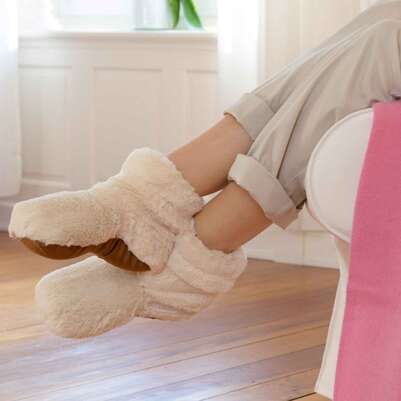 Sie sehen eine Packung Warmies Slippies Boots Deluxe beige Gr. 37-42, Produktbild: 02 Warmies Slippies Boots Deluxe beige Gr. 37-42, A-Nr.: 3484493 - 02