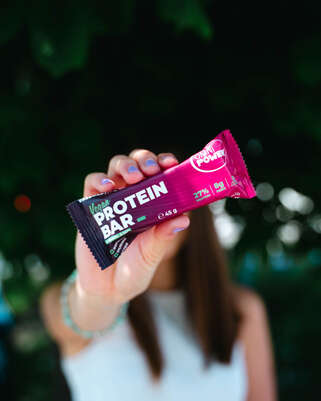 Sie sehen eine Packung OMNi POWER Protein Bar Caramel & Nut 45g, Produktbild: 02 OMNi POWER Protein Bar Caramel & Nut 45g, A-Nr.: 5962809 - 02