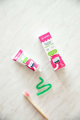 Sie sehen eine Packung Nordics Zahnpasta Kids Bubble Gum ohne Fluor, Produktbild: 03 Nordics Zahnpasta Kids Bubble Gum ohne Fluor, A-Nr.: 5332209 - 03