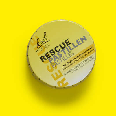 Sie sehen eine Packung RESCUE® Pastillen Orange-Holunder, Produktbild: 02 RESCUE® Pastillen Orange-Holunder, A-Nr.: 5323191 - 02