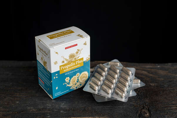 Sie sehen eine Packung Propolis Plus Kapseln Ökopan 60 Stück, Produktbild: 02 Propolis Plus Kapseln Ökopan 60 Stück, A-Nr.: 3049142 - 02