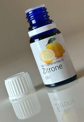 Sie sehen eine Packung Aethera Zitronenöl 10 ml, Produktbild: 01 Aethera Zitronenöl 10 ml, A-Nr.: 2981350 - 01