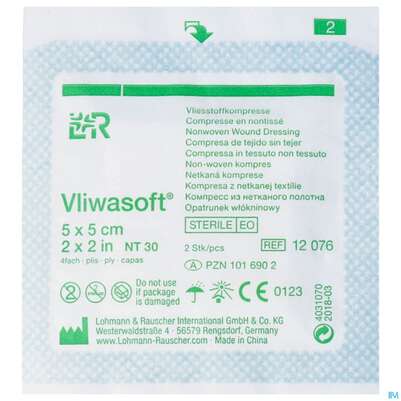 Sie sehen eine Packung Vlieskompressen Vliwasoft 4fach Steril 5x 5cm 2st, Produktbild: 01 Vlieskompressen Vliwasoft 4fach Steril 5x 5cm 2st, A-Nr.: 1016902 - 01